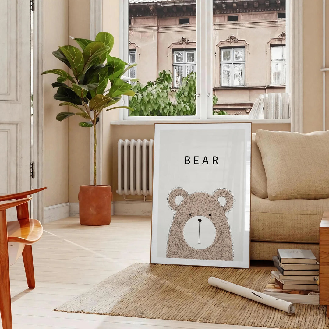 Un'illustrazione realistica di un orso in tonalità di grigio e marrone - in un soggiorno parigino con divano e un ficus