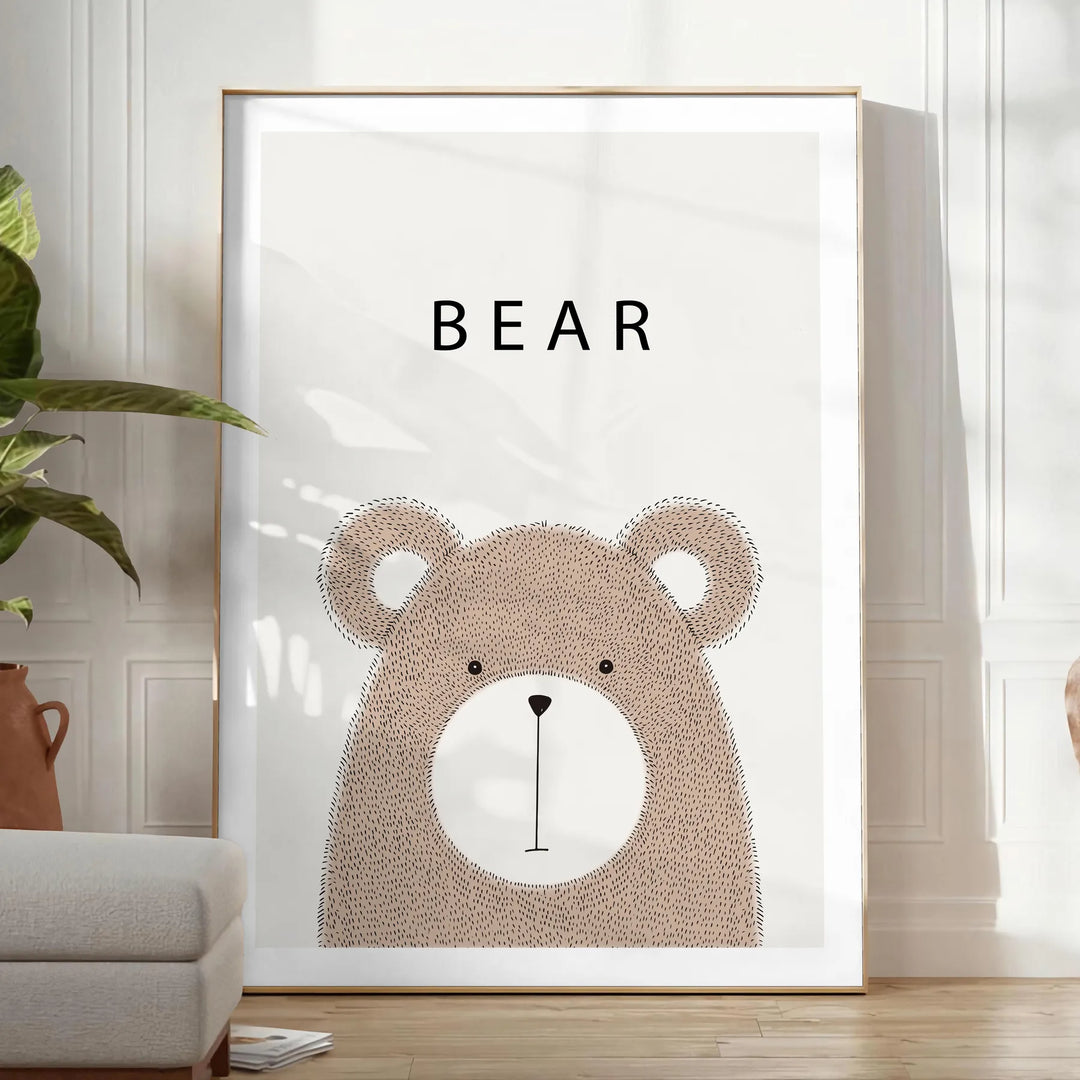 Un'illustrazione realistica di un orso in tonalità di grigio e marrone - in una stanza luminosa e minimalista con pianta e poltrona