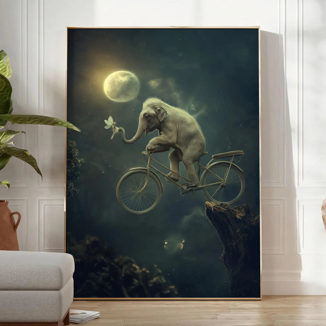 自転車に乗る遊び心満載の象、緑と灰色の色合いで描かれています - 植物と肘掛け椅子のある明るいミニマルな部屋に