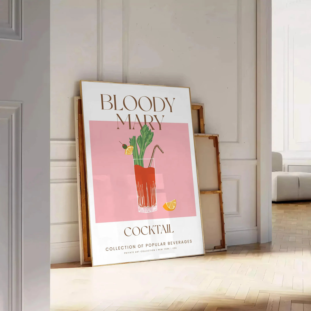 Μια πολύχρωμη απεικόνιση ενός κοκτέιλ Bloody Mary με πράσινες και πορτοκαλί λεπτομέρειες - ακουμπισμένο σε δάπεδο ψαροκόκαλο μπροστά σε λευκό τοίχο με φατνώματα
