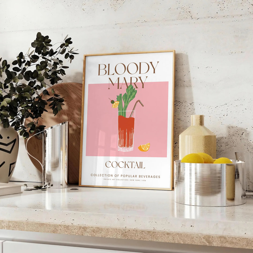 Μια πολύχρωμη απεικόνιση ενός κοκτέιλ Bloody Mary με πράσινες και πορτοκαλί λεπτομέρειες - σε πάγκο με ευκάλυπτο και μπολ λεμόνια