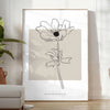Design floral abstrato com flores laranjas e pretas - num quarto luminoso e minimalista com planta e poltrona