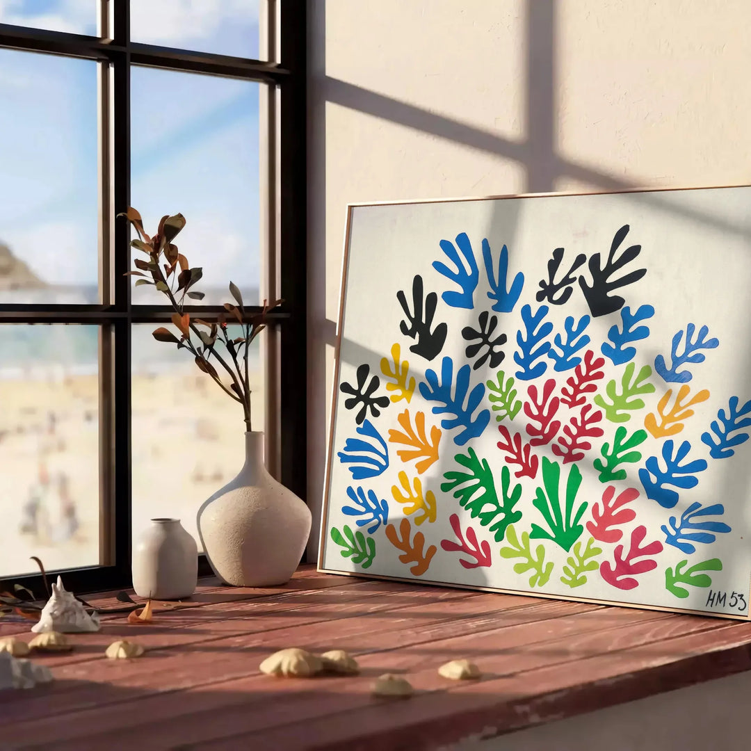 Bunte Blumen auf einem Markt mit orangefarbenen und blauen Tönen - an eine weiße Paneelwand gelehnt auf Fischgrätparkett
