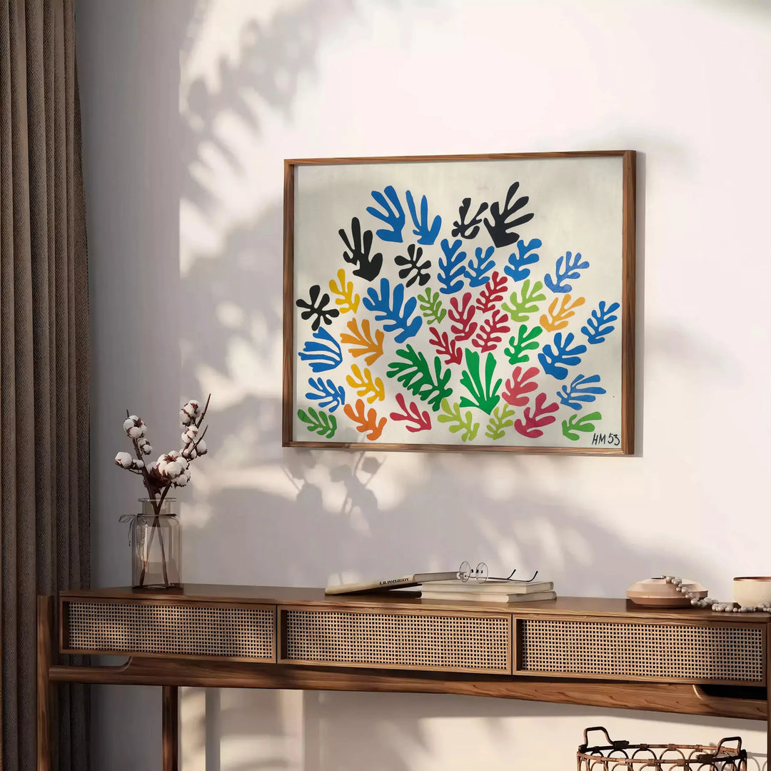 Bunte Blumen auf einem Markt mit orangefarbenen und blauen Tönen - auf einer Arbeitsplatte mit Eukalyptus und einer Schale Zitronen