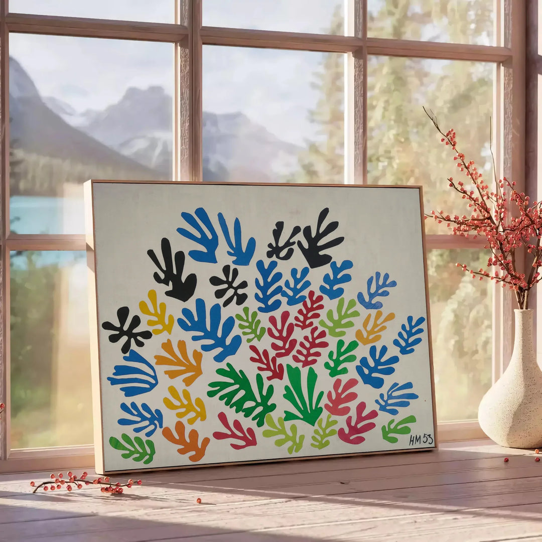Bunte Blumen auf einem Markt mit orangefarbenen und blauen Tönen - neben einem runden Beistelltisch aus Holz mit Büchern