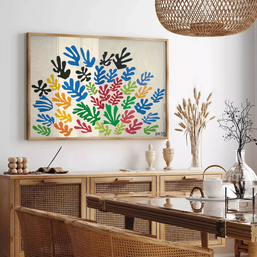 Bunte Blumen auf einem Markt mit orangefarbenen und blauen Tönen - in einem Pariser Wohnzimmer mit Sofa und einer Geigenfeige