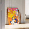 Abstraktes Boho-Design mit organischen Formen in sanften Pastellfarben - an eine weiße Paneelwand gelehnt auf Fischgrätparkett