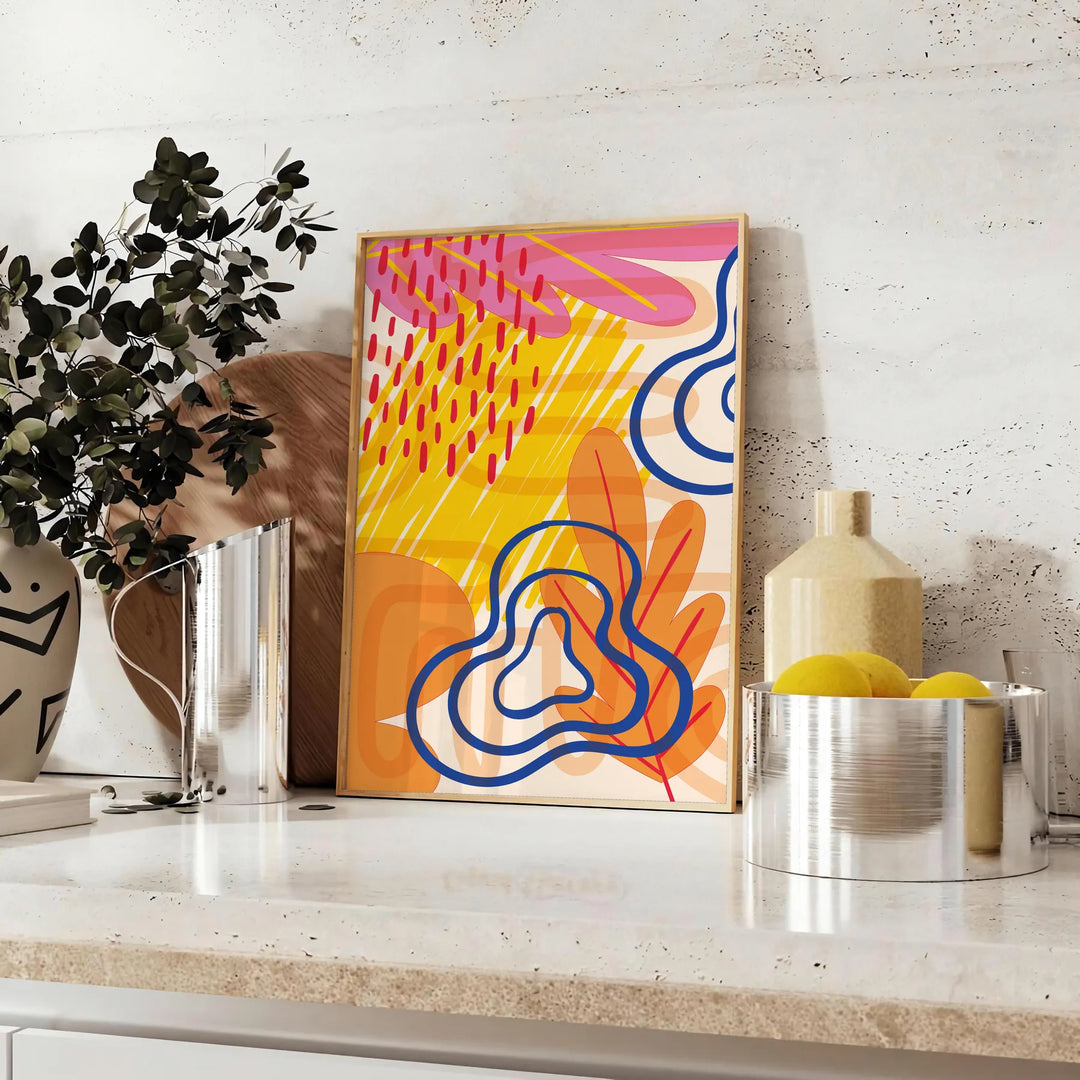 Abstraktes Boho-Design mit organischen Formen in sanften Pastellfarben - auf einer Arbeitsplatte mit Eukalyptus und einer Schale Zitronen