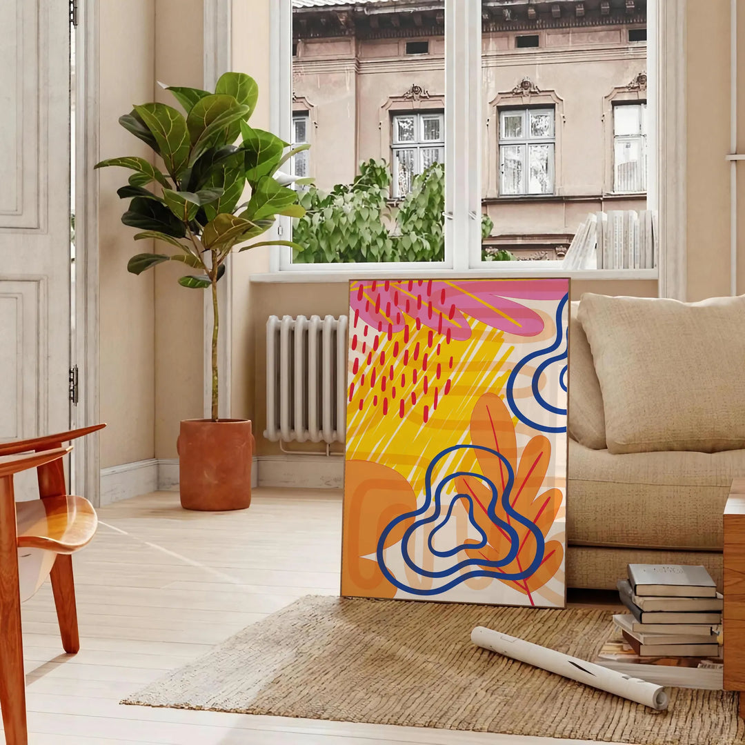 Abstraktes Boho-Design mit organischen Formen in sanften Pastellfarben - in einem Pariser Wohnzimmer mit Sofa und einer Geigenfeige