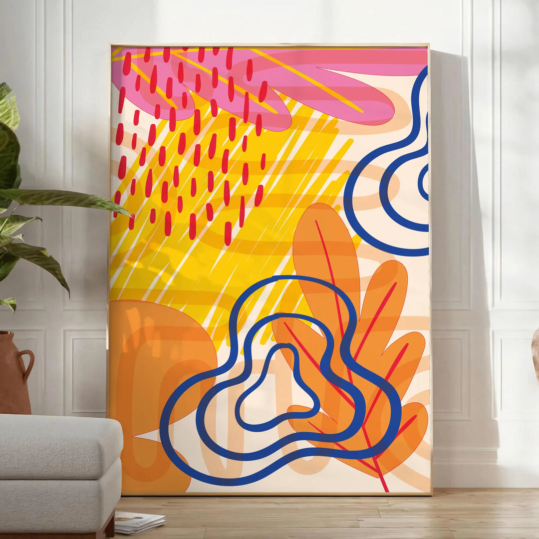 Abstraktes Boho-Design mit organischen Formen in sanften Pastellfarben - in einem hellen minimalistischen Raum mit Pflanze und Sessel