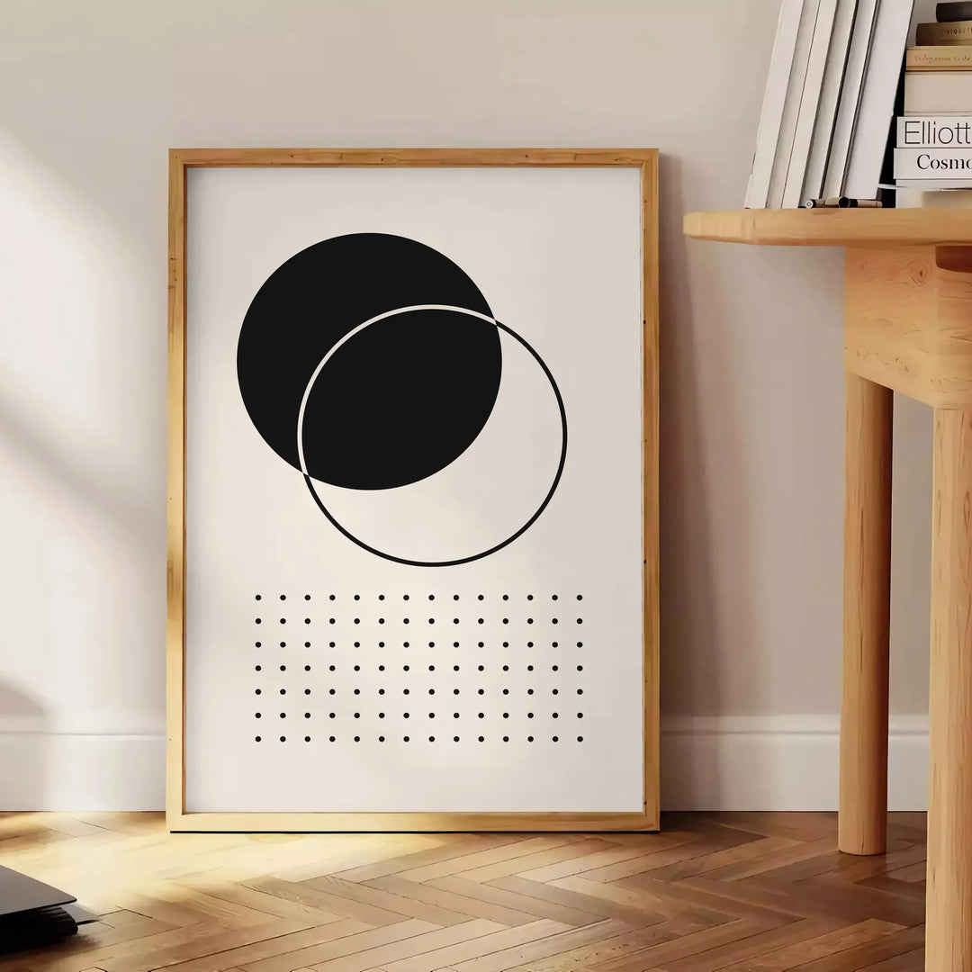 Composizione astratta con toni terrosi e forme fluide in stile bohemien - accanto a un tavolino rotondo in legno con libri