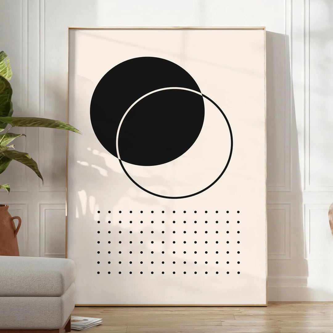 Composizione astratta con toni terrosi e forme fluide in stile bohemien - in una stanza luminosa e minimalista con pianta e poltrona