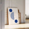 Design astratto boho con tonalità di grigio e blu in uno stile fluido - appoggiato su un pavimento a spina di pesce contro una parete a pannelli