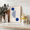 Design astratto boho con tonalità di grigio e blu in uno stile fluido - su un piano con eucalipto e una ciotola di limoni