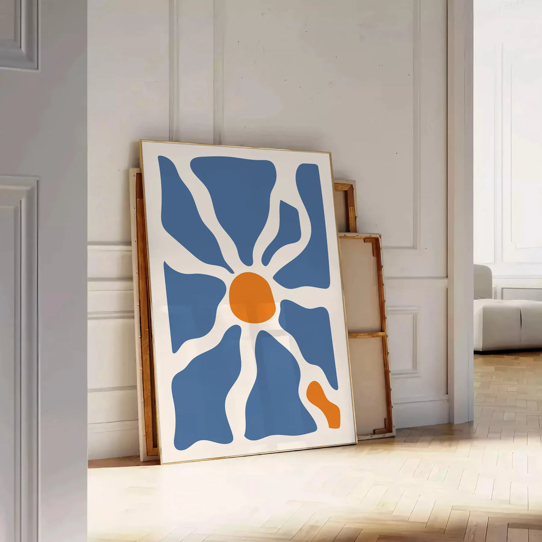 Abstrakte Boho-Kunst mit bunten Formen und Mustern - an eine weiße Paneelwand gelehnt auf Fischgrätparkett