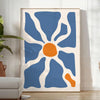 Abstrakte Boho-Kunst mit bunten Formen und Mustern - in einem hellen minimalistischen Raum mit Pflanze und Sessel