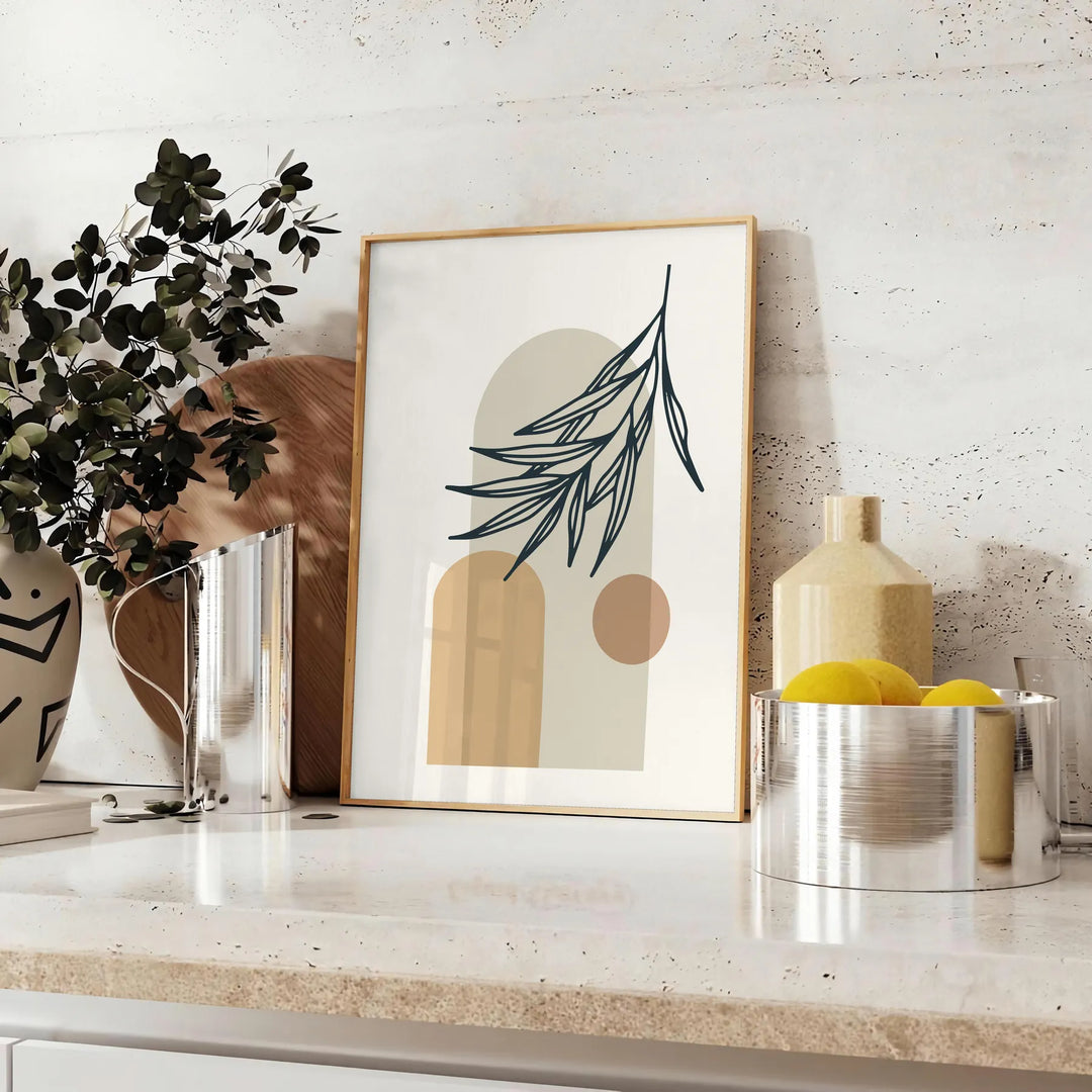Abstraktes Design mit sanften Erdtönen und organischen Formen - auf einer Arbeitsplatte mit Eukalyptus und einer Schale Zitronen