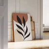 Arte abstracto bohemio con tonos terrosos y formas orgánicas - apoyado en un suelo de espiga contra una pared de molduras