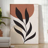 Arte abstracto bohemio con tonos terrosos y formas orgánicas - en una habitación luminosa y minimalista con planta y sillón