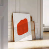 Design astratto bohemien con tonalità terrose e forme organiche - appoggiato su un pavimento a spina di pesce contro una parete a pannelli