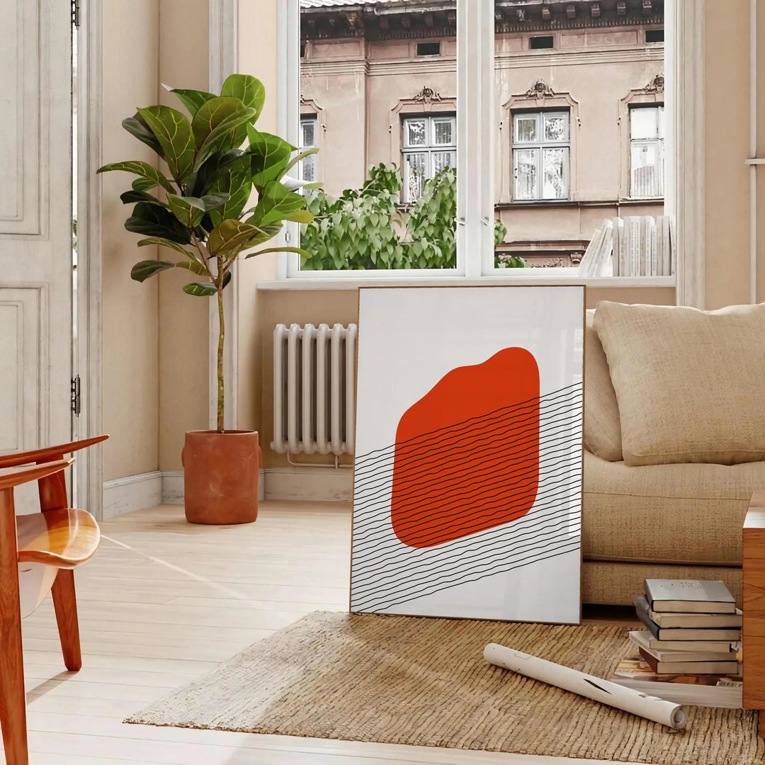 Design astratto bohemien con tonalità terrose e forme organiche - in un soggiorno parigino con divano e un ficus