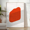 Design astratto bohemien con tonalità terrose e forme organiche - in una stanza luminosa e minimalista con pianta e poltrona