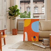 Abstrakte bohemian Kunst mit erdigen Tönen und fließenden Formen - in einem Pariser Wohnzimmer mit Sofa und einer Geigenfeige