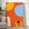 Abstrakte bohemian Kunst mit erdigen Tönen und fließenden Formen - in einem hellen minimalistischen Raum mit Pflanze und Sessel