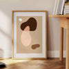 Design abstrato boêmio com tons quentes de marrom e laranja - ao lado de uma mesa de apoio redonda em madeira com livros