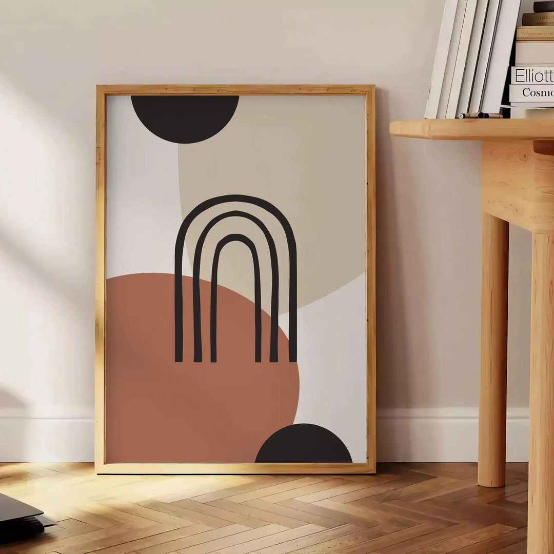 Design astratto bohemien con tonalità terrose e forme organiche - accanto a un tavolino rotondo in legno con libri