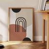 Design astratto bohemien con tonalità terrose e forme organiche - accanto a un tavolino rotondo in legno con libri
