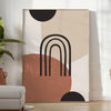 Design astratto bohemien con tonalità terrose e forme organiche - in una stanza luminosa e minimalista con pianta e poltrona