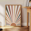 Design abstrato boho com tons terrosos e formas orgânicas - ao lado de uma mesa de apoio redonda em madeira com livros