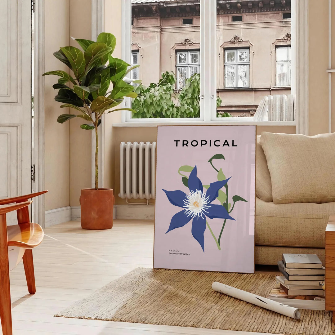 Illustrazione botanica con piante arancioni e grigie su uno sfondo testurizzato - in un soggiorno parigino con divano e un ficus