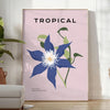 Illustrazione botanica con piante arancioni e grigie su uno sfondo testurizzato - in una stanza luminosa e minimalista con pianta e poltrona