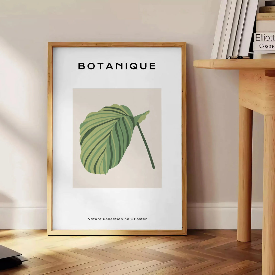 Wiktoriańska ilustracja botaniczna z zielonymi liśćmi i niebieskimi kwiatami - obok okrągłego drewnianego stolika z książkami