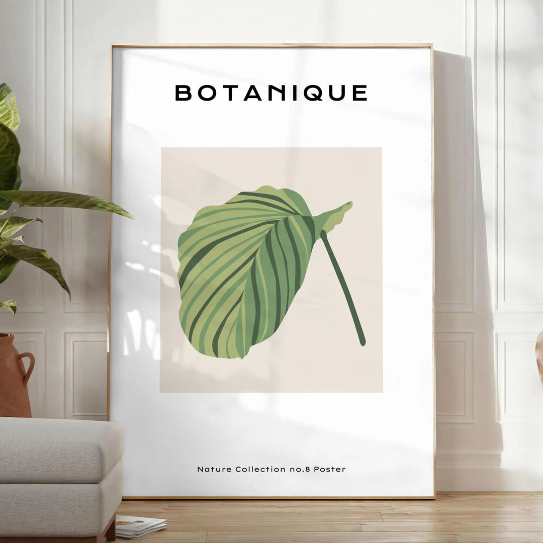 Wiktoriańska ilustracja botaniczna z zielonymi liśćmi i niebieskimi kwiatami - w jasnym minimalistycznym pokoju z rośliną i fotelem