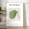 Wiktoriańska ilustracja botaniczna z zielonymi liśćmi i niebieskimi kwiatami - w jasnym minimalistycznym pokoju z rośliną i fotelem