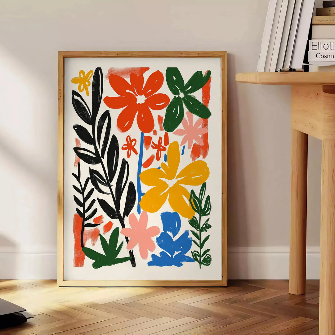 Botanische Illustration mit üppigem grünem Laub und warmen orangefarbenen Akzenten - neben einem runden Beistelltisch aus Holz mit Büchern