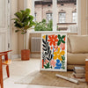 Botanische Illustration mit üppigem grünem Laub und warmen orangefarbenen Akzenten - in einem Pariser Wohnzimmer mit Sofa und einer Geigenfeige