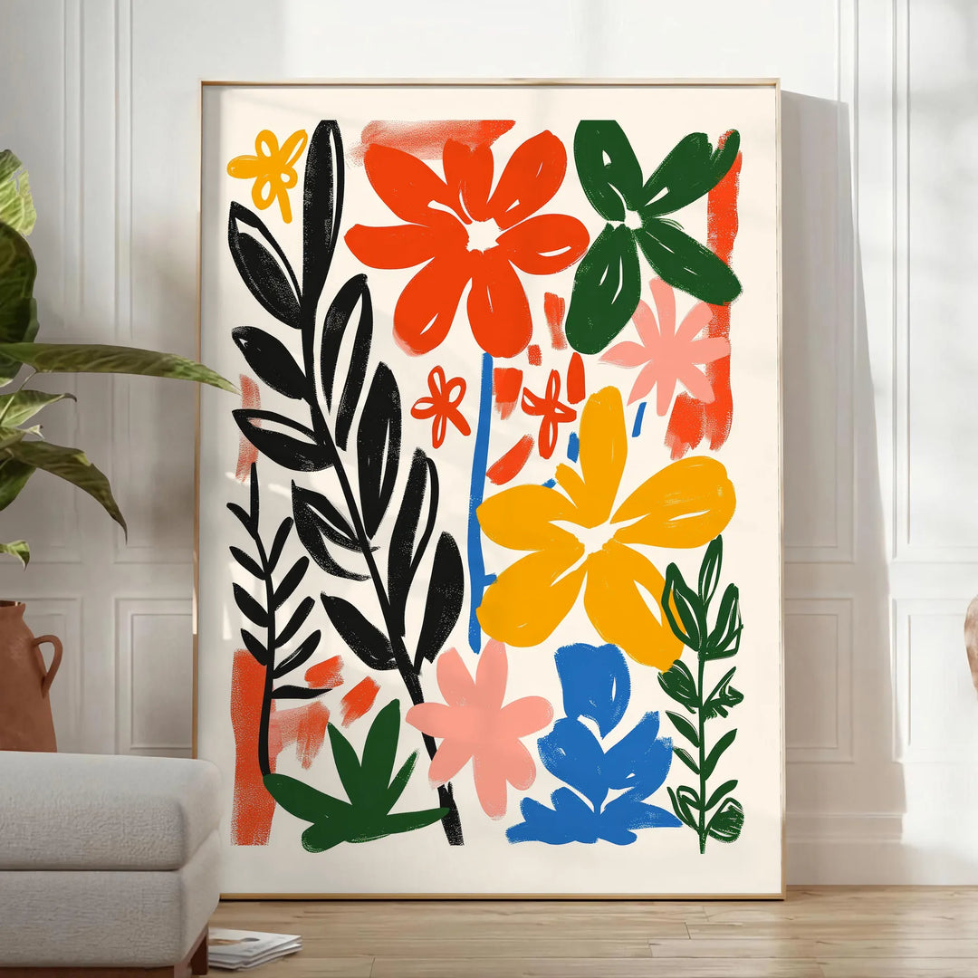 Botanische Illustration mit üppigem grünem Laub und warmen orangefarbenen Akzenten - in einem hellen minimalistischen Raum mit Pflanze und Sessel