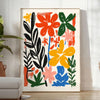 Botanische Illustration mit üppigem grünem Laub und warmen orangefarbenen Akzenten - in einem hellen minimalistischen Raum mit Pflanze und Sessel