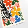 Botanische Illustration mit üppigem grünem Laub und warmen orangefarbenen Akzenten
