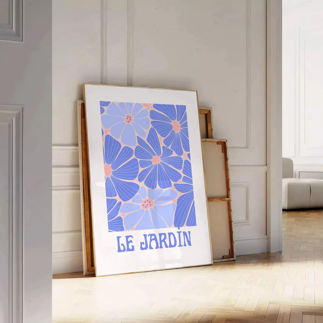 Vintage botanische Illustration mit blauen und weißen Blumen auf einem strukturierten Hintergrund - an eine weiße Paneelwand gelehnt auf Fischgrätparkett