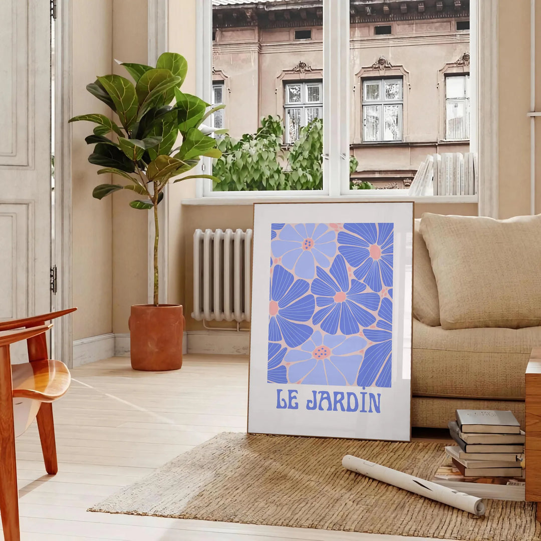 Vintage botanische Illustration mit blauen und weißen Blumen auf einem strukturierten Hintergrund - in einem Pariser Wohnzimmer mit Sofa und einer Geigenfeige