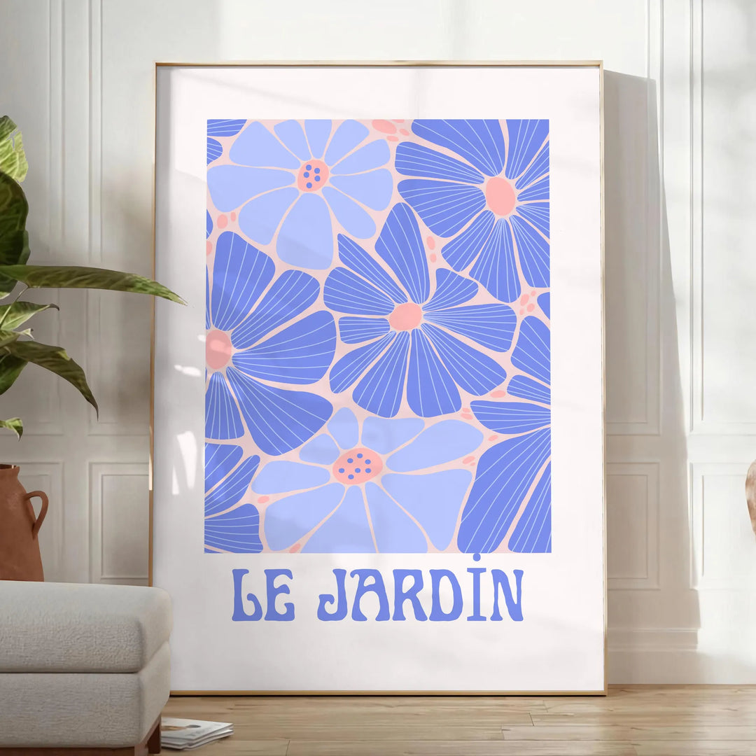 Vintage botanische Illustration mit blauen und weißen Blumen auf einem strukturierten Hintergrund - in einem hellen minimalistischen Raum mit Pflanze und Sessel