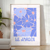 Vintage botanische Illustration mit blauen und weißen Blumen auf einem strukturierten Hintergrund - in einem hellen minimalistischen Raum mit Pflanze und Sessel