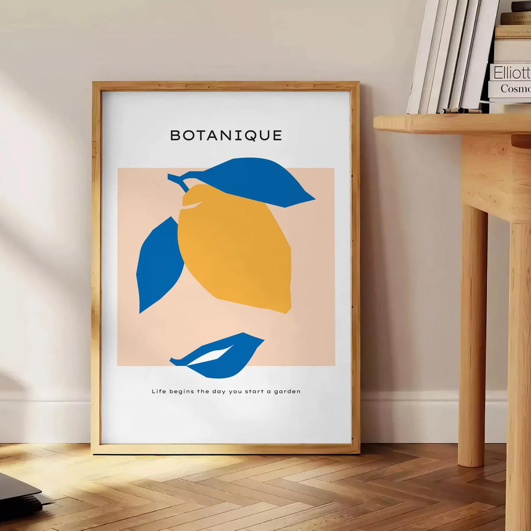 Illustrazione botanica vintage con tonalità grigie e arancioni - accanto a un tavolino rotondo in legno con libri