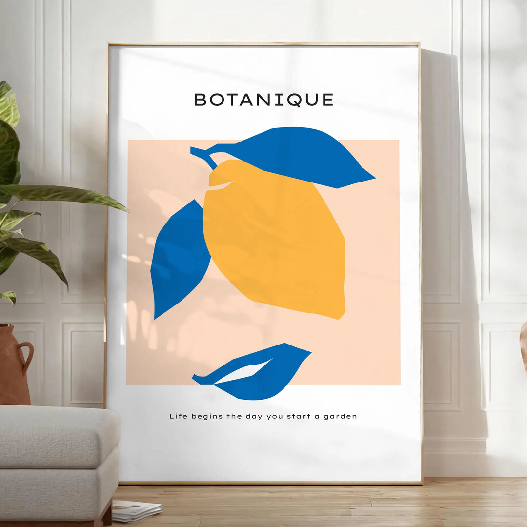 Illustrazione botanica vintage con tonalità grigie e arancioni - in una stanza luminosa e minimalista con pianta e poltrona