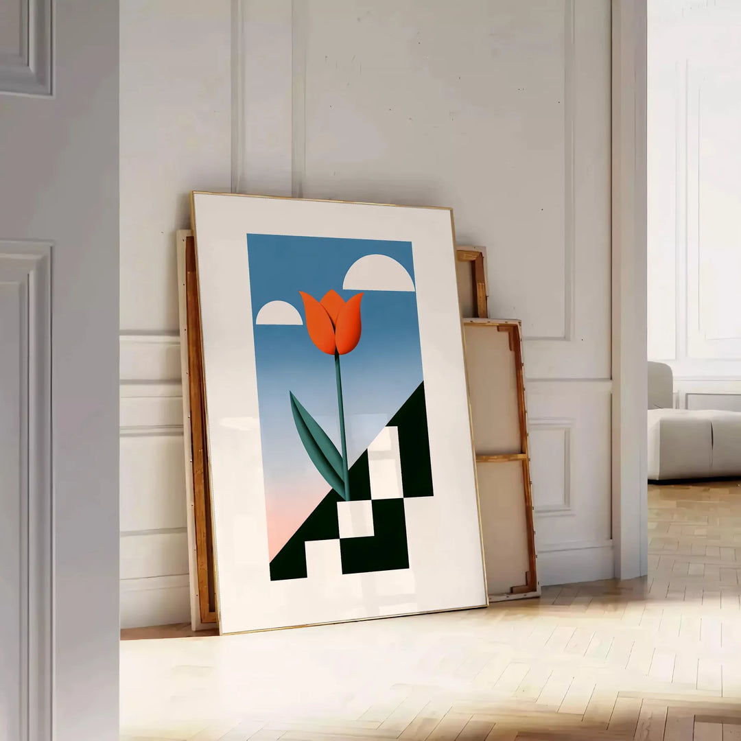 Botanische Illustration von Blumen in Orange- und Blautönen - an eine weiße Paneelwand gelehnt auf Fischgrätparkett